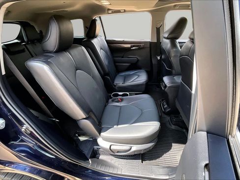 Used 2024 Toyota Highlander Limited FWD image 19