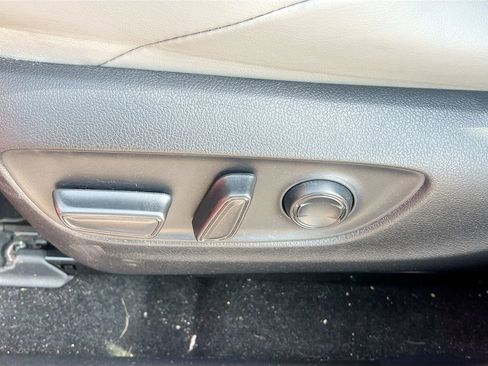 Used 2022 Toyota Venza XLE image 20