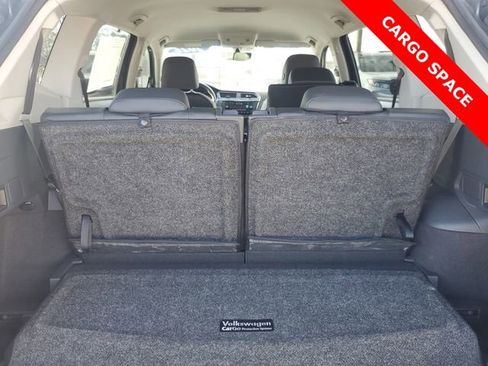 Used 2021 Volkswagen Tiguan SE image 32