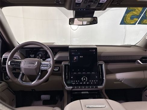 Used 2025 GMC Yukon Denali w/ Sun & Power Step Package image 10
