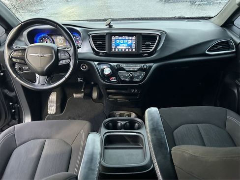 Used 2020 Chrysler Pacifica Touring w/ S Appearance Package image 19