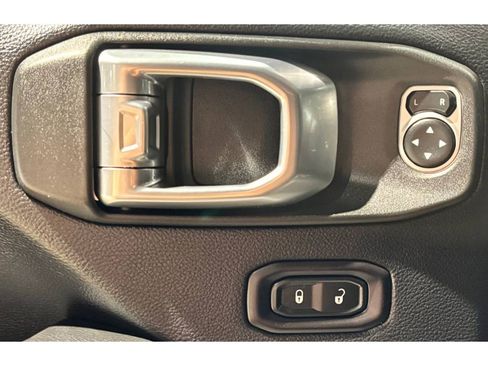 Used 2018 Jeep Wrangler Unlimited Sahara image 31