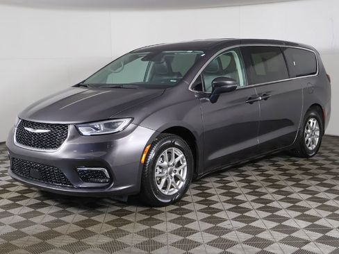 Used 2023 Chrysler Pacifica Touring-L FWD image 8