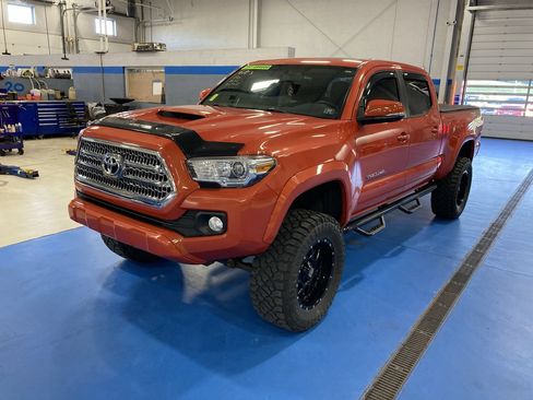 Used 2016 Toyota Tacoma TRD Off-Road AWD/4WD image 3