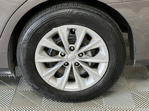 Used 2017 Toyota Camry LE FWD image 39