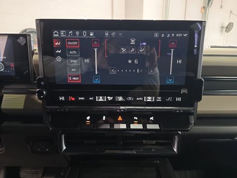 New 2026 GMC Hummer EV SUV w/ LPO, Dark Essentials Package AWD/4WD image 24