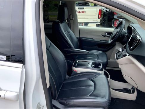 Used 2023 Chrysler Pacifica Touring-L image 9