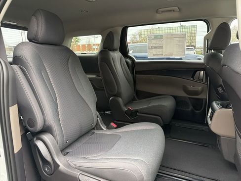 New 2026 Kia Carnival LX FWD image 14