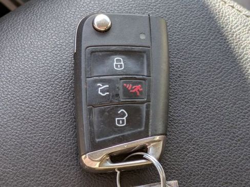 Used 2018 Volkswagen Tiguan SE image 28