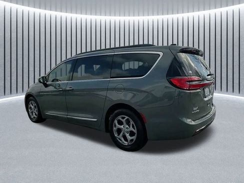 Used 2023 Chrysler Pacifica Limited image 13