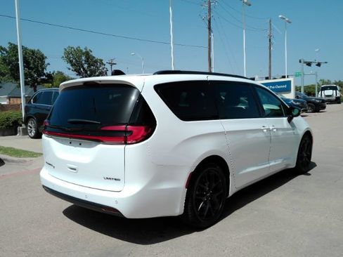 Used 2025 Chrysler Pacifica Limited FWD image 8