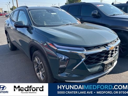 Used 2025 Chevrolet Trax LT FWD image 1
