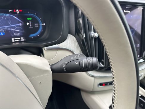 Used 2023 Volvo XC60 T8 Plus image 32