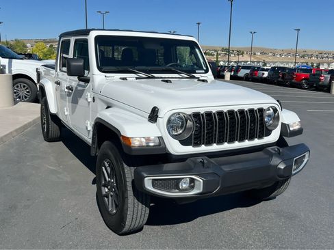 Used 2024 Jeep Gladiator Sport AWD/4WD image 4