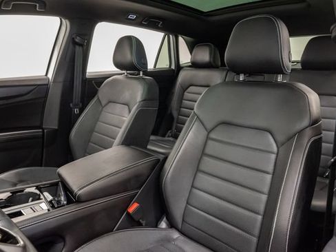 Used 2025 Volkswagen Atlas Cross Sport SEL AWD/4WD image 11