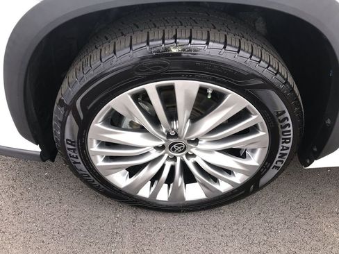 Used 2023 Toyota Highlander Platinum image 10