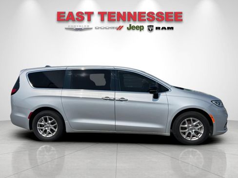 Used 2024 Chrysler Pacifica Touring-L FWD image 2