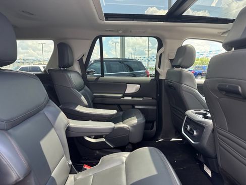 Used 2025 Ford Expedition Active RWD image 17