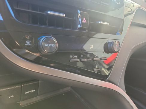 Used 2023 Toyota Camry SE image 19