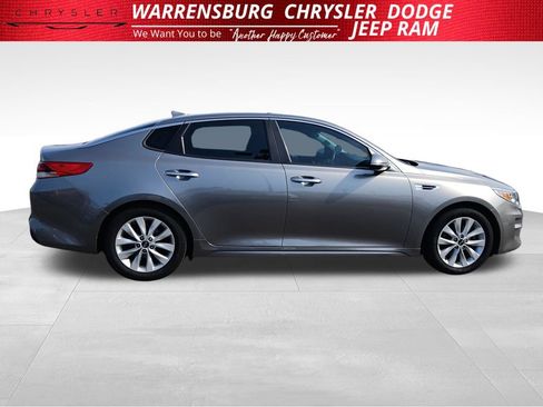 Used 2018 Kia Optima LX w/ 17" Alloy Wheels Package FWD image 2