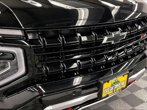 Used 2025 Chevrolet Suburban Z71 image 32