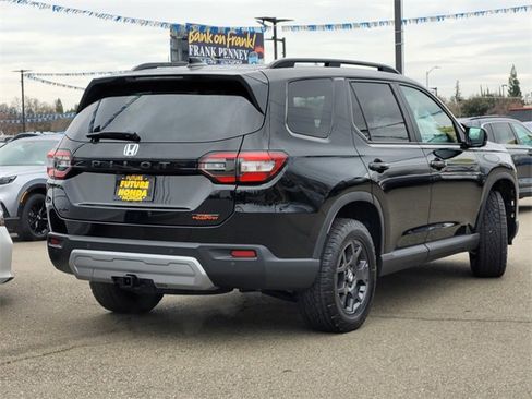New 2025 Honda Pilot TrailSport image 3