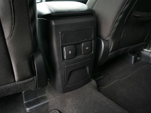 Used 2023 Ford Explorer XLT AWD/4WD image 25