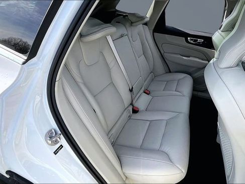 Used 2022 Volvo XC60 B5 Momentum image 25