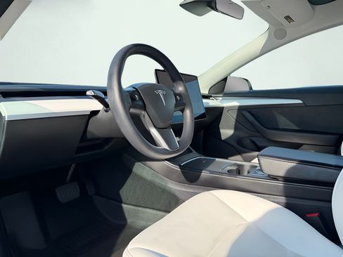 Used 2021 Tesla Model 3 Standard Range Plus RWD image 2