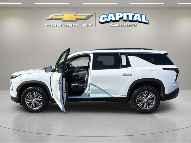 Used 2026 Chevrolet Traverse LT w/ Driver Confidence Package FWD image 3