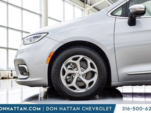 Used 2023 Chrysler Pacifica Limited FWD image 32