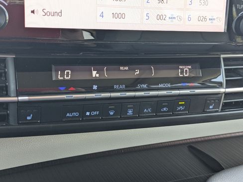 Used 2024 Toyota Sienna XLE FWD image 24