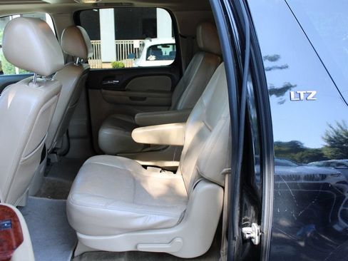 Used 2011 Chevrolet Suburban LTZ RWD image 28