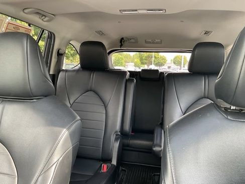Used 2022 Toyota Highlander XLE AWD/4WD image 39