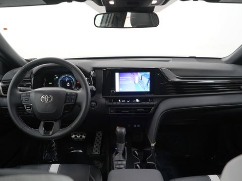 Used 2025 Toyota Camry SE image 13