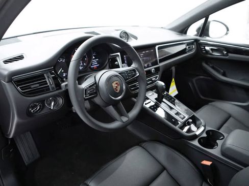 Used 2026 Porsche Macan AWD/4WD image 4
