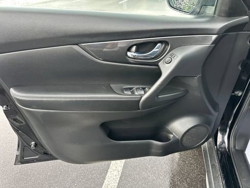 Used 2017 Nissan Rogue S AWD/4WD image 15