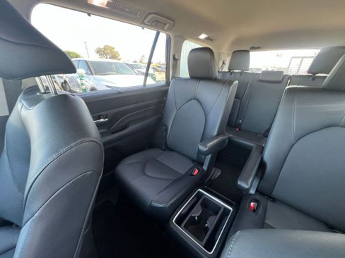Used 2025 Toyota Grand Highlander FWD image 41