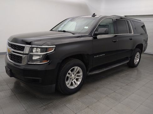 Used 2017 Chevrolet Suburban LT image 2