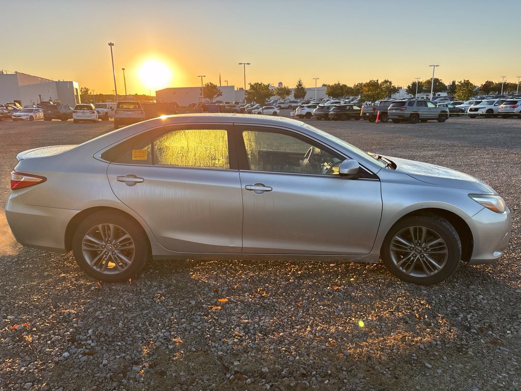 Used 2015 Toyota Camry SE w/ Moonroof Package FWD image 11