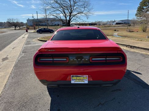 Used 2019 Dodge Challenger SXT image 4