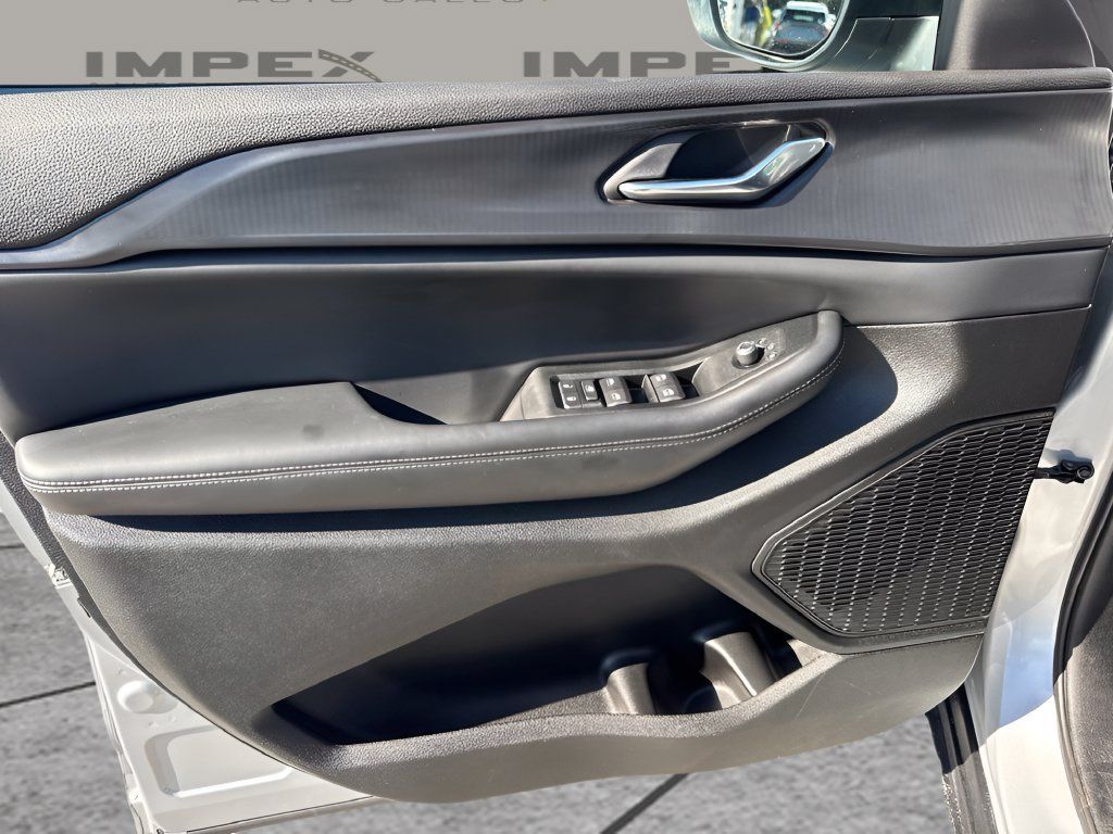 Used 2024 Jeep Grand Cherokee Laredo RWD image 22