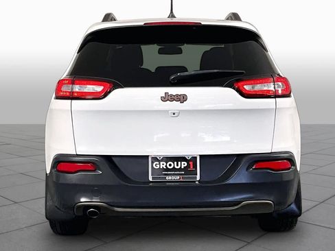 Used 2017 Jeep Cherokee Latitude FWD image 4
