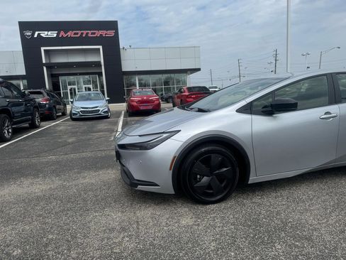 Used 2025 Toyota Prius LE image 3