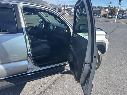 Used 2022 Toyota Tacoma TRD Off-Road image 25