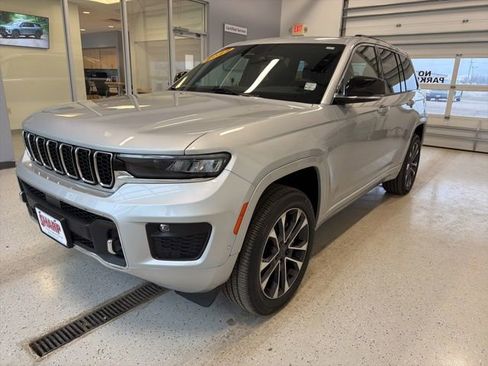 Used 2022 Jeep Grand Cherokee Overland AWD/4WD image 6