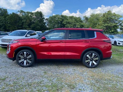 New 2025 Mitsubishi Outlander SE image 2