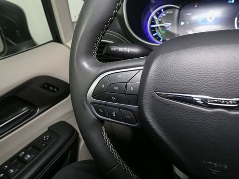 Used 2023 Chrysler Pacifica Touring-L FWD image 32