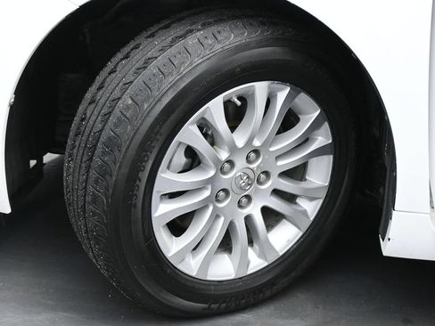 Used 2013 Toyota Sienna XLE FWD image 17