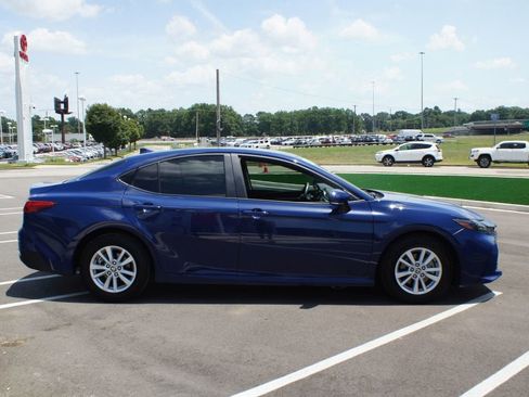 Used 2025 Toyota Camry LE image 11